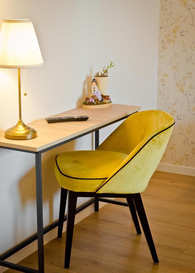 Amber Studio Oradea Appartamento Esterno foto