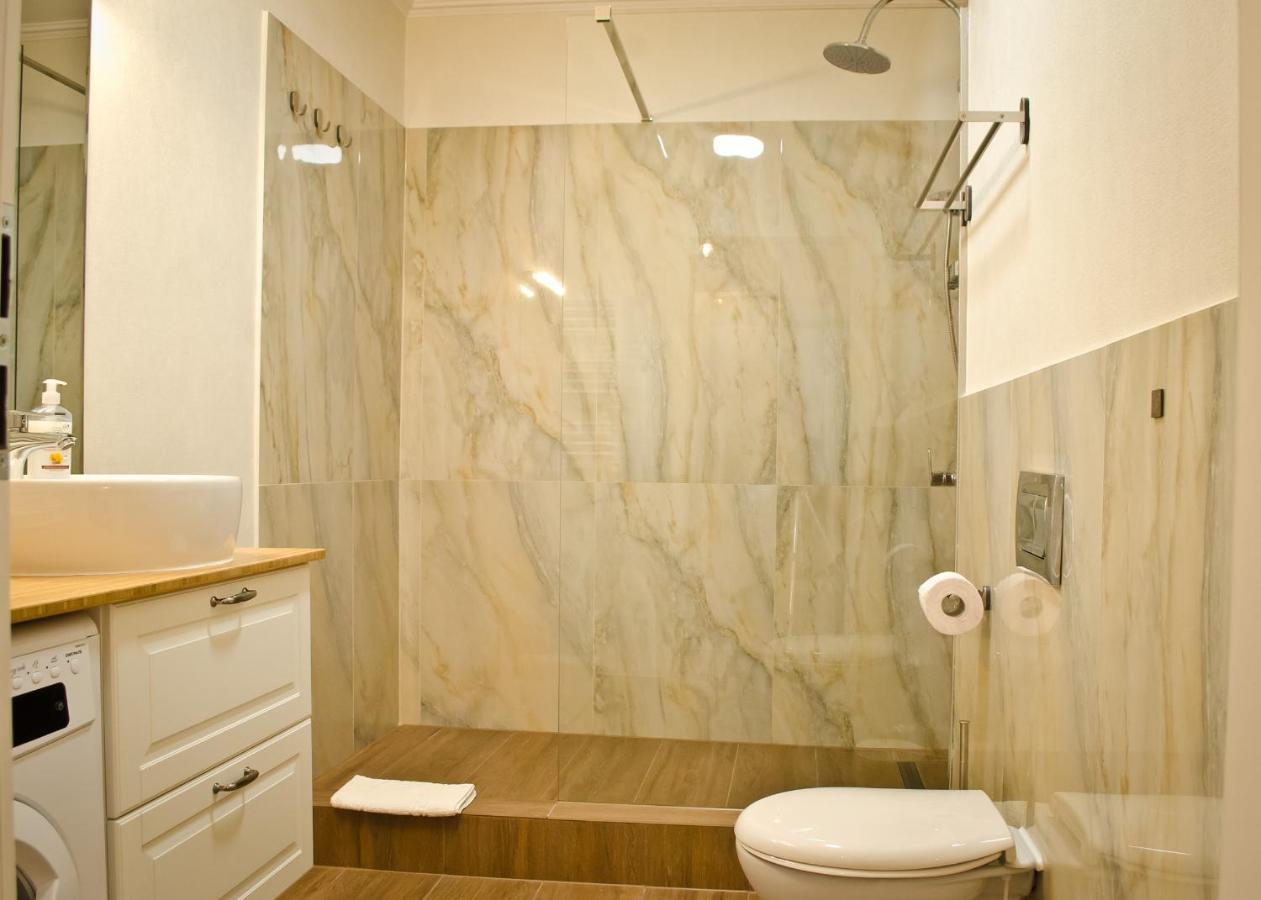 Amber Studio Oradea Appartamento Esterno foto